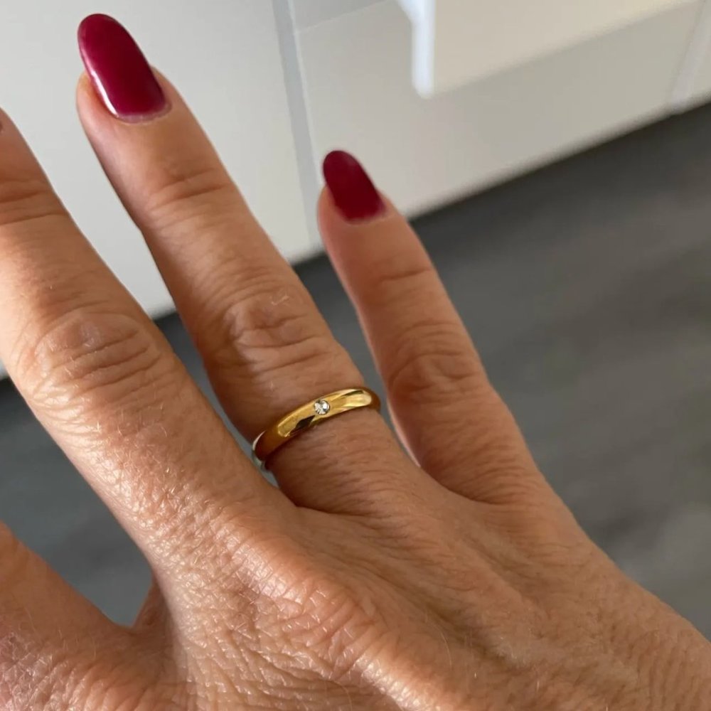 Minimalist Gold Dainty Cubic Zirconia Ring - Picture 5 of 9